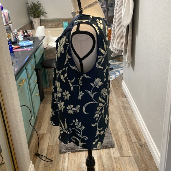 Halston navy blue flowered sleeveless top size large - Picture 3 of 7